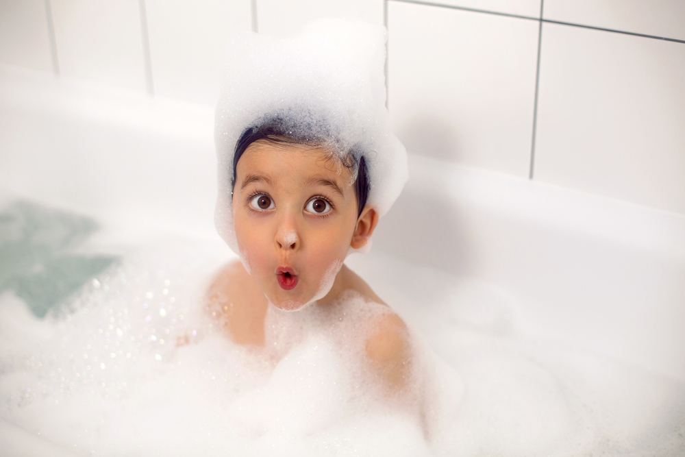 Лекари: Ежедневното къпане на децата е вредно 
