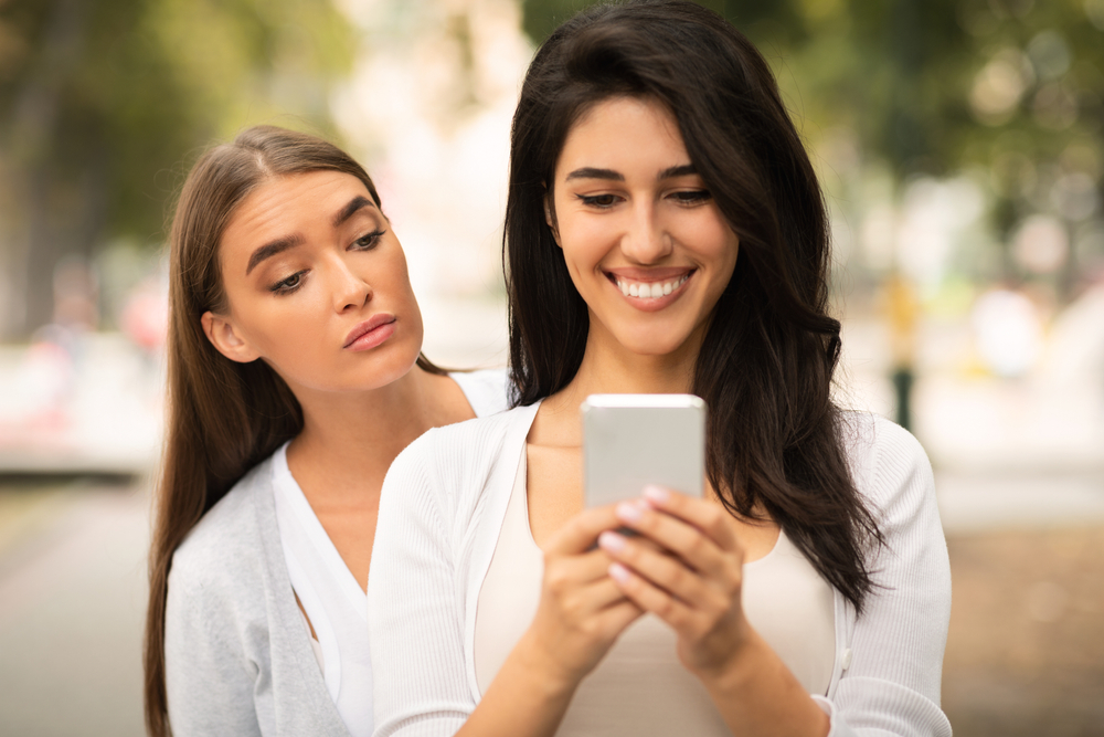 По какво да познаете, че най-добрата ви приятелка тайно ви завижда