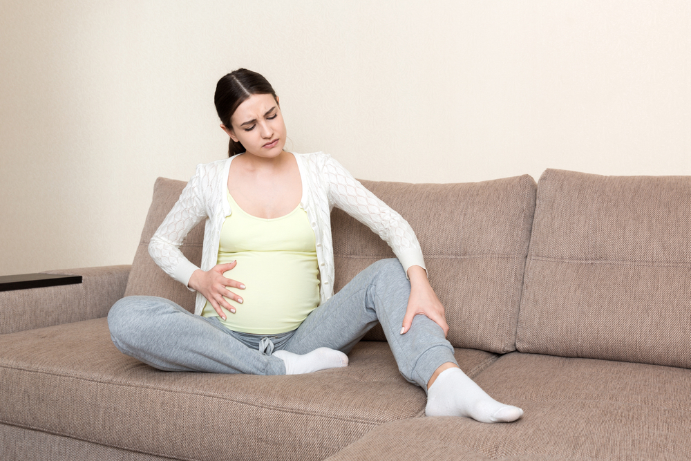 Как да се справим с подутите крака по време на бременност 