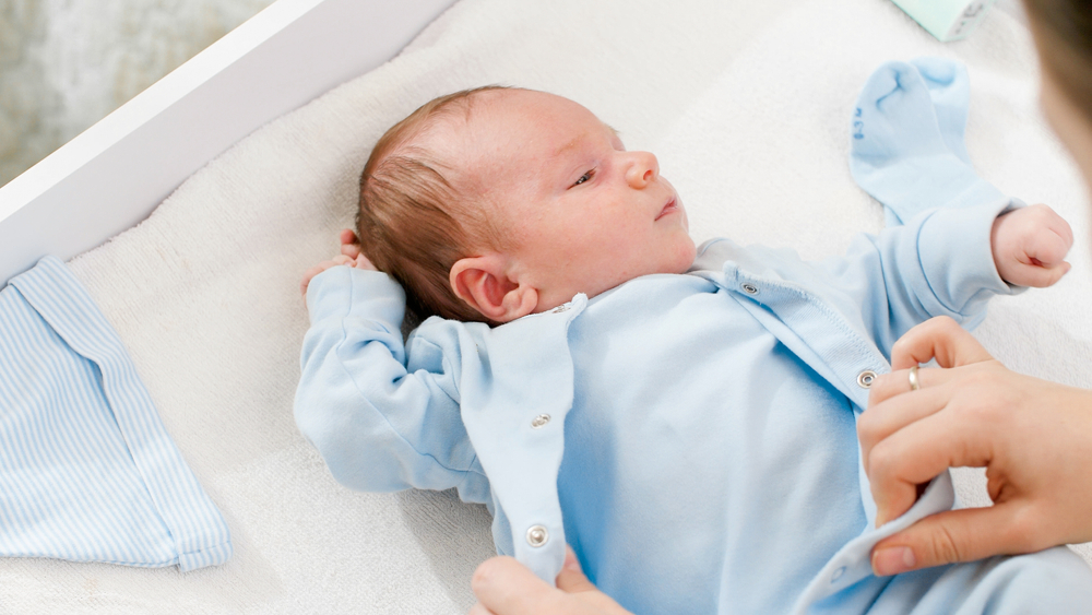 Тънкости при избора на дрехи за новородено, когато е твърде топло