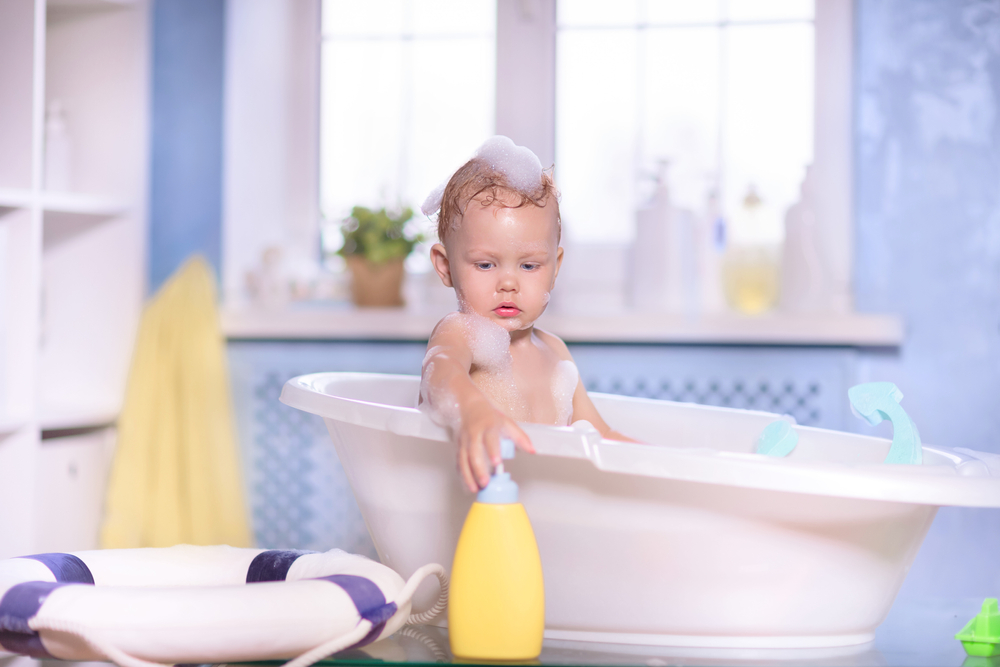 Как да научите детето да не се плаши от къпането