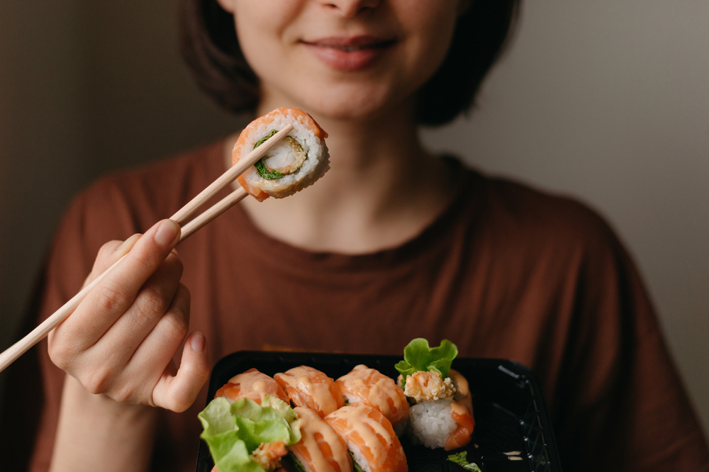 Може ли да ядете суши, докато все още кърмите 