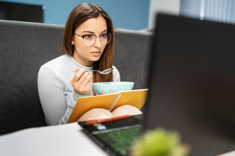 Защо ядем повече при стрес?