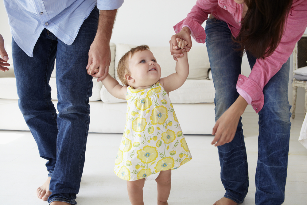 Вашето бебе на 11 месеца: То ходи все по-стабилно 