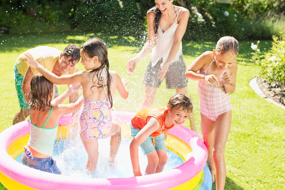 11 забавни игри в басейна за децата 