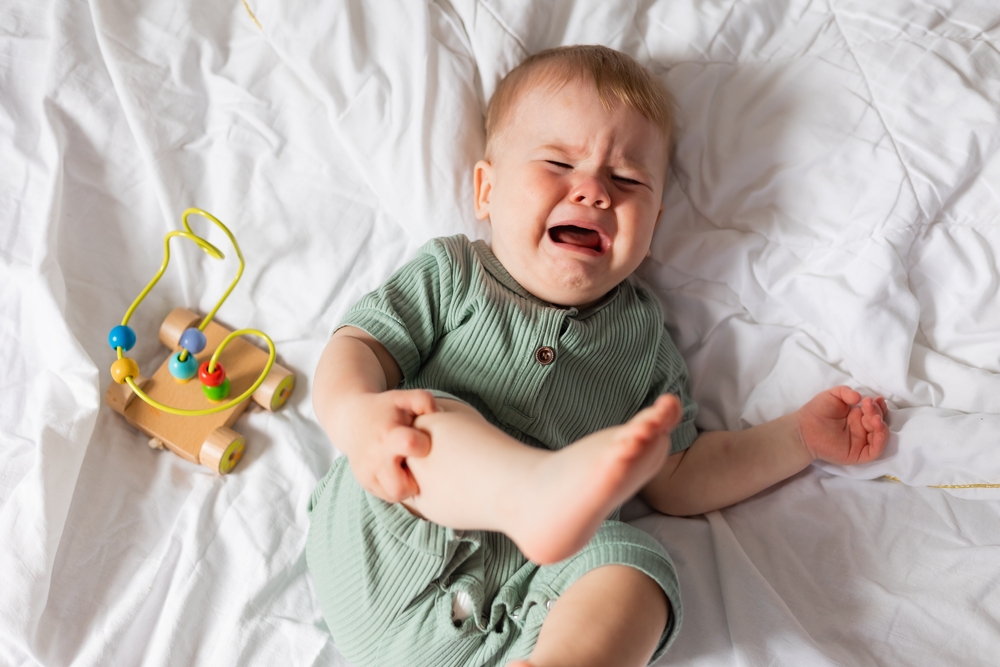 Защо бебето плаче