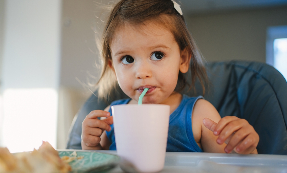 Как да научим детето да пие със сламка 