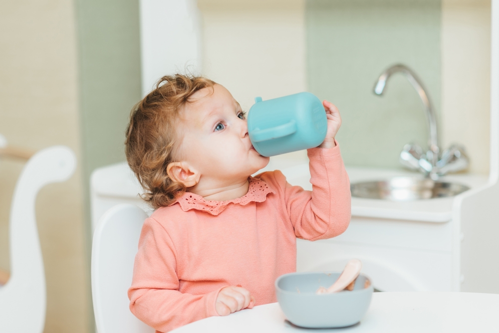 Детето се учи да пие от чаша
