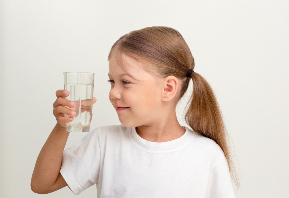 Как да накарате детето си да пие повече вода 