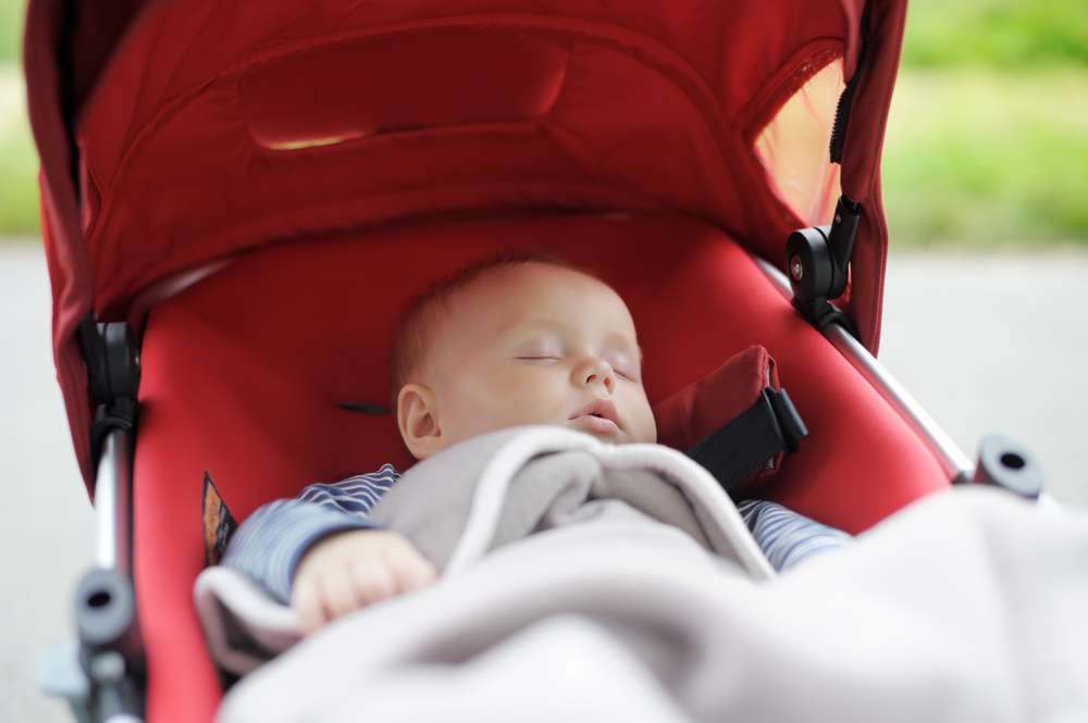 Трикове за приспиване на бебето в количката 