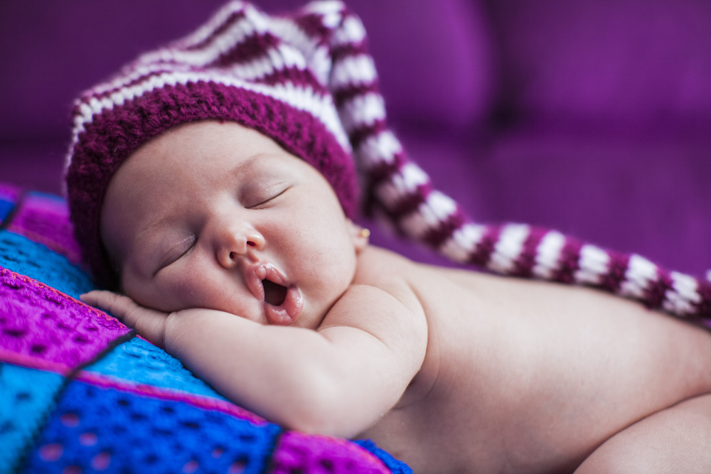 Защо бебетата спят с отворена уста 