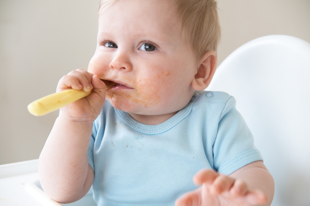Бебето започва да яде твърди храни