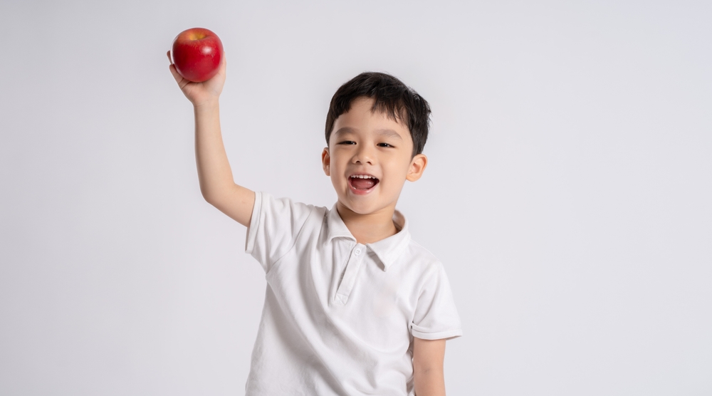 Виц: Татко, защо се смята, че бързо вдигнатата ябълка не е паднала