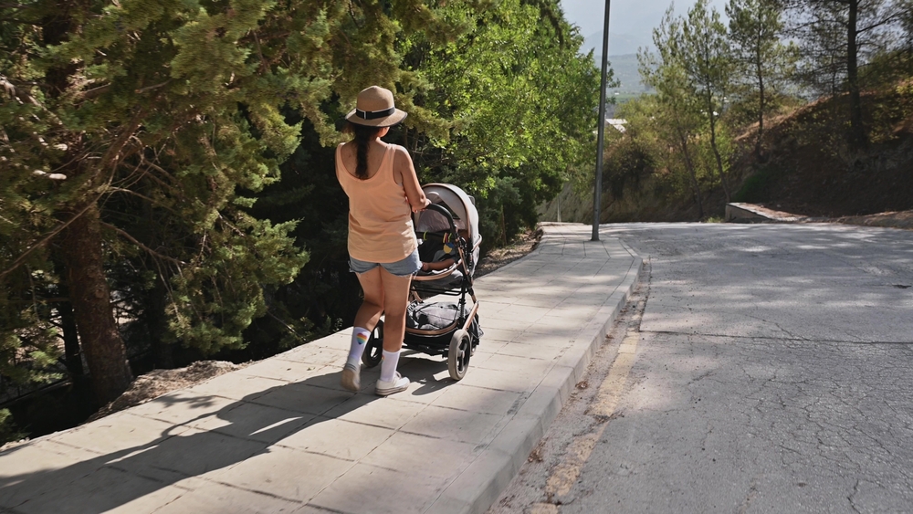 С бебе на разходка в жегата 