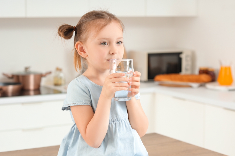 Какво да правите, ако детето пие малко вода