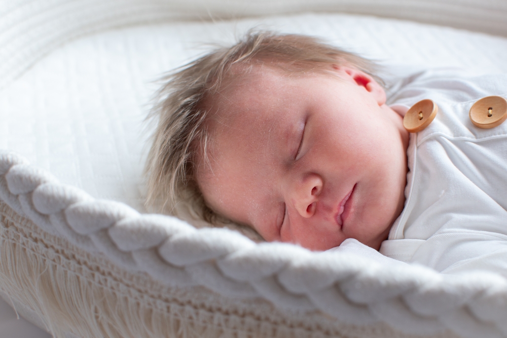 Защо бебето се ражда с  „прическа“, а по-късно остава без коса