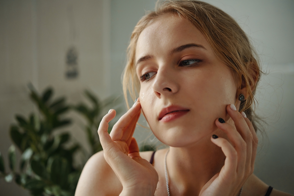 Защо толкова често си пипаме лицето?