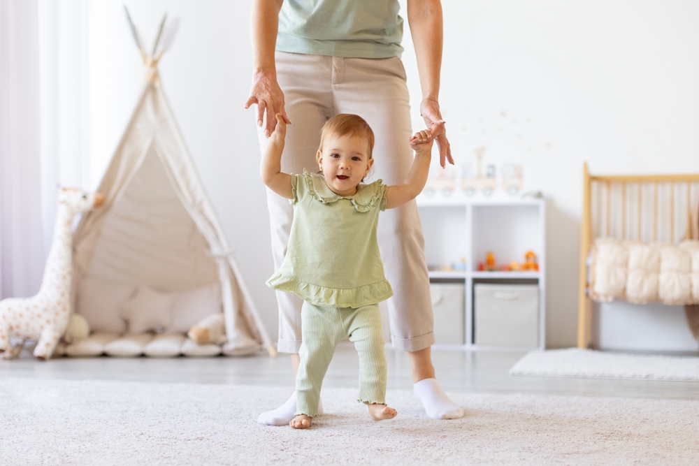 Детето опитва да ходи
