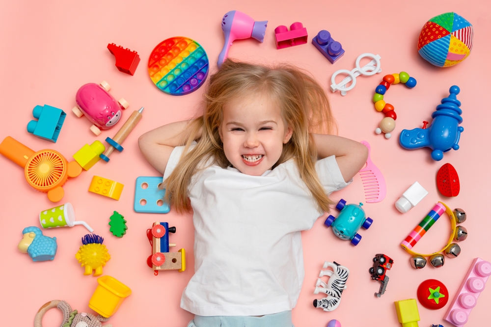 Защо не бива да затрупвате детето с играчки