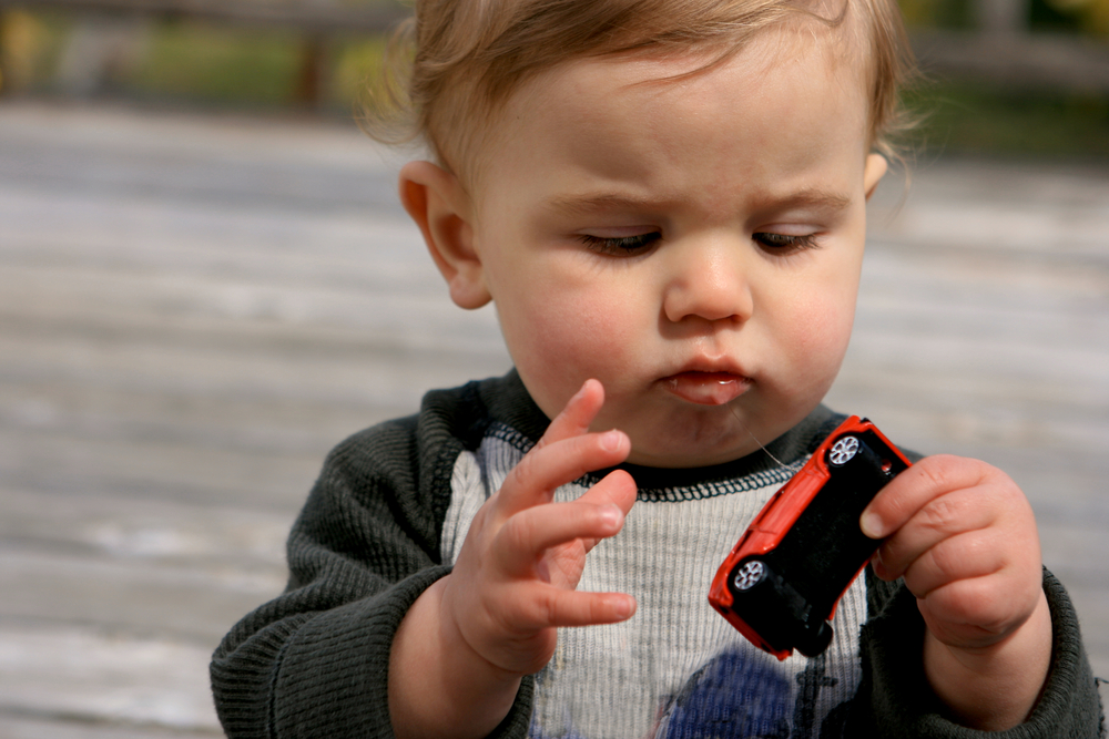 Плюшена играчка успокоява детето със звуците на кола 