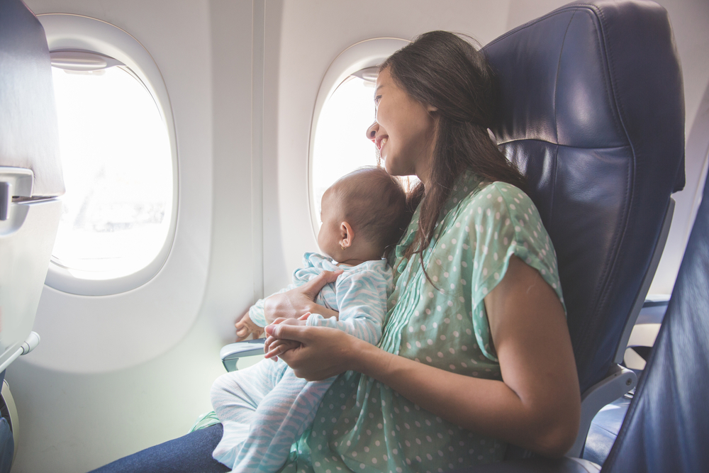 Майка умилостивява пасажери по време на полет, в случай че бебето й плаче 
