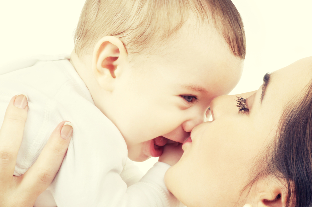 Защо не трябва да целуваме бебето по устата