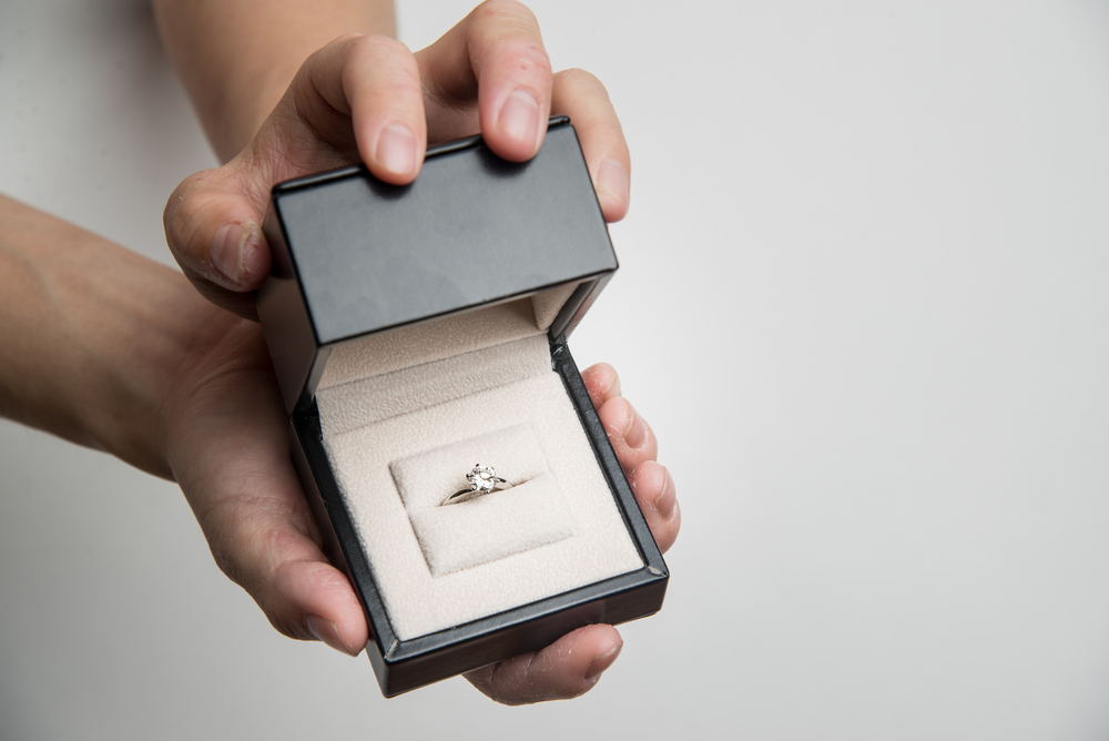 Баща на 5 деца подарява на жена си пръстен със собствена сперма  
