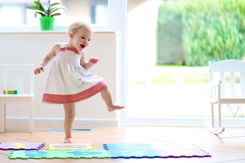 Какви движения умеят децата между 12 и 24 месеца  