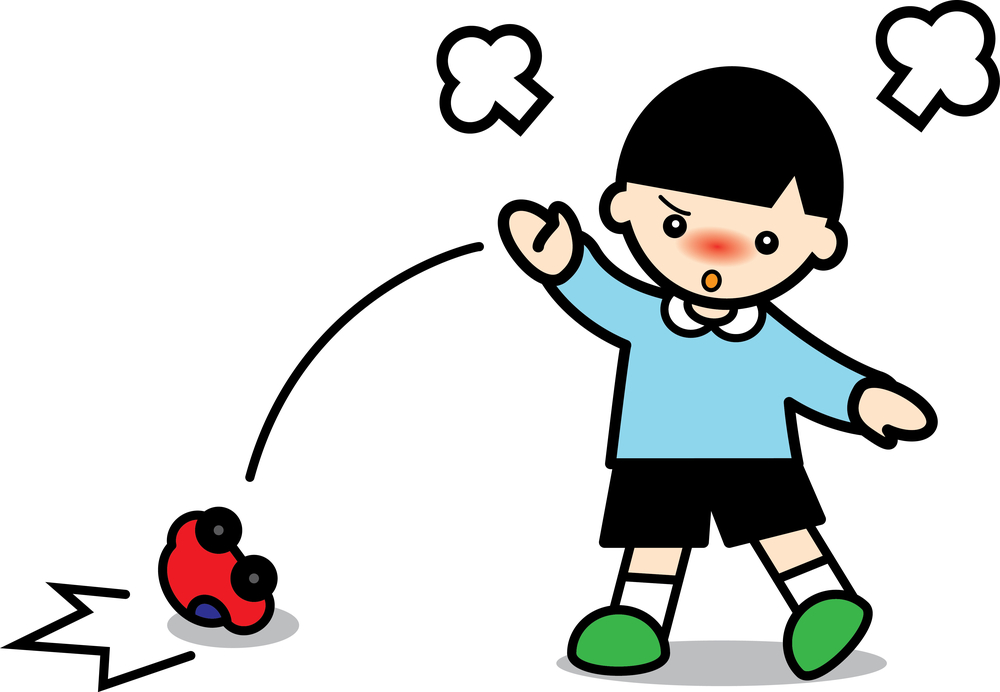 Защо детето си хвърля играчките