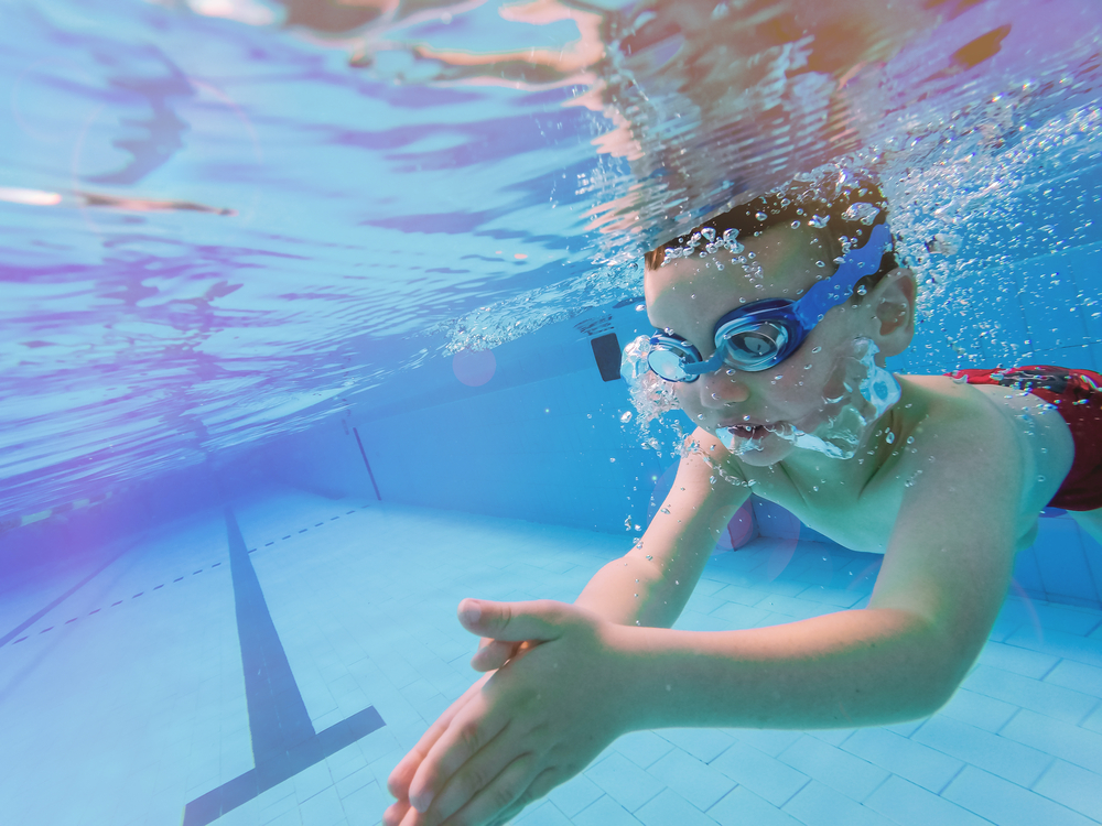 Защо плуването е важно за децата с аутизъм 