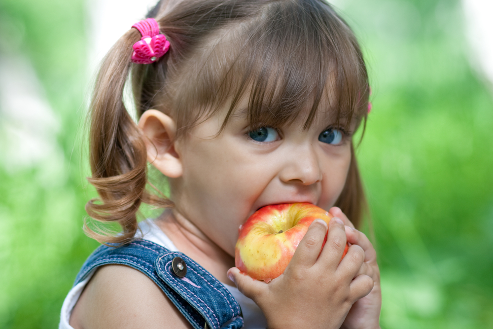 Ако детето алергично към полени, не му давайте ябълки  