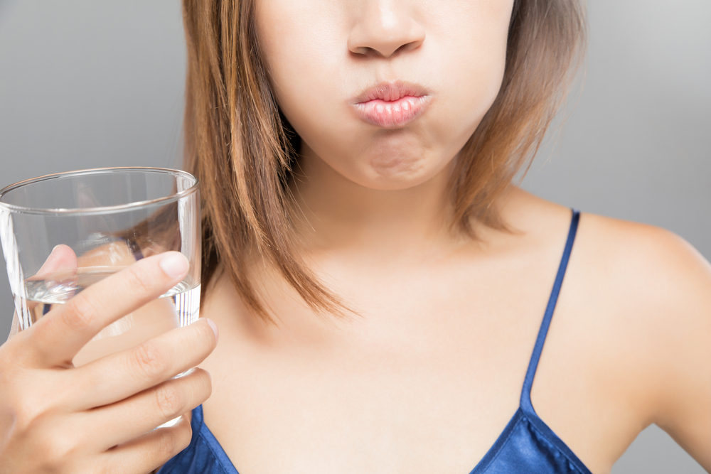 Не, пиенето на вода по време на хранене не пречи на храносмилането 