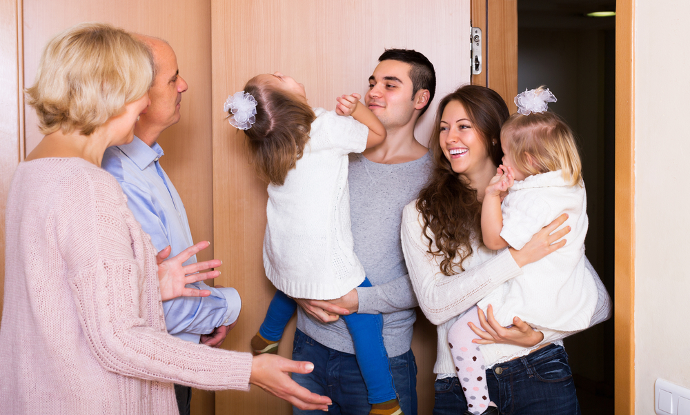 Защо не е хубаво да каните гости скоро след раждането на бебето