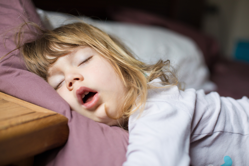 Спането с отворена уста вреди на детето  