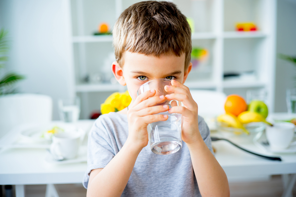 Хидратацията има благоприятен ефект върху здравето, настроението и концентрацията при децата