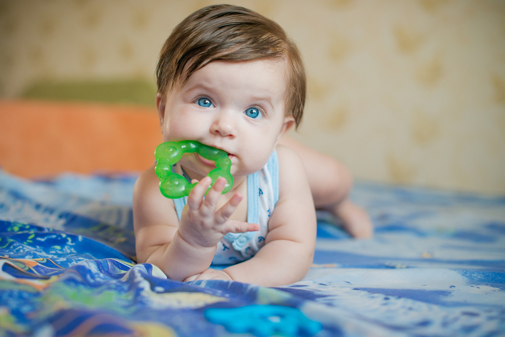 Как да облекчим болката от пробива на зъбите 