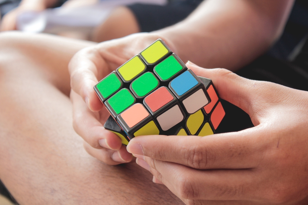 Тийнейджър нареди 3 кубчета на Рубик за 2 минути 