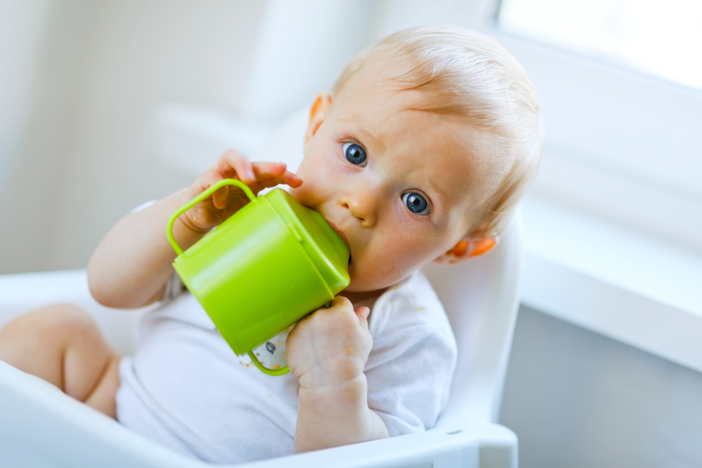 Как да научите детето да пие от чаша 