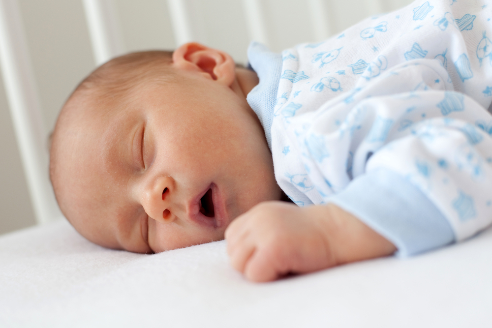 Защо бебетата спят с отворена уста 