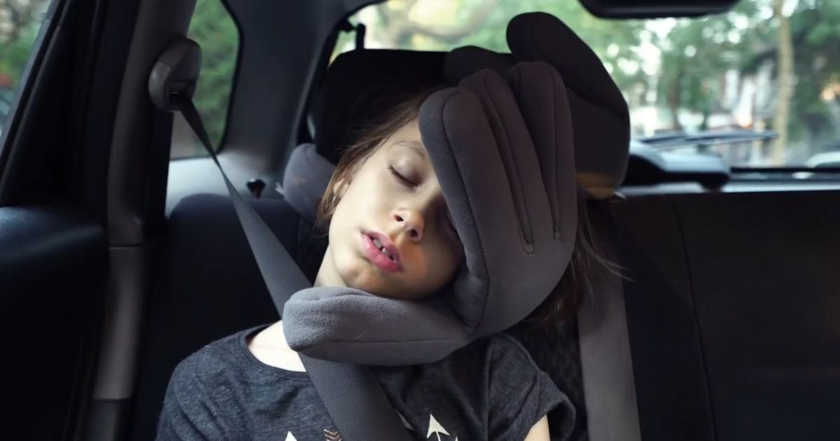 Баща създаде възглавница за път във формата на прегръдка