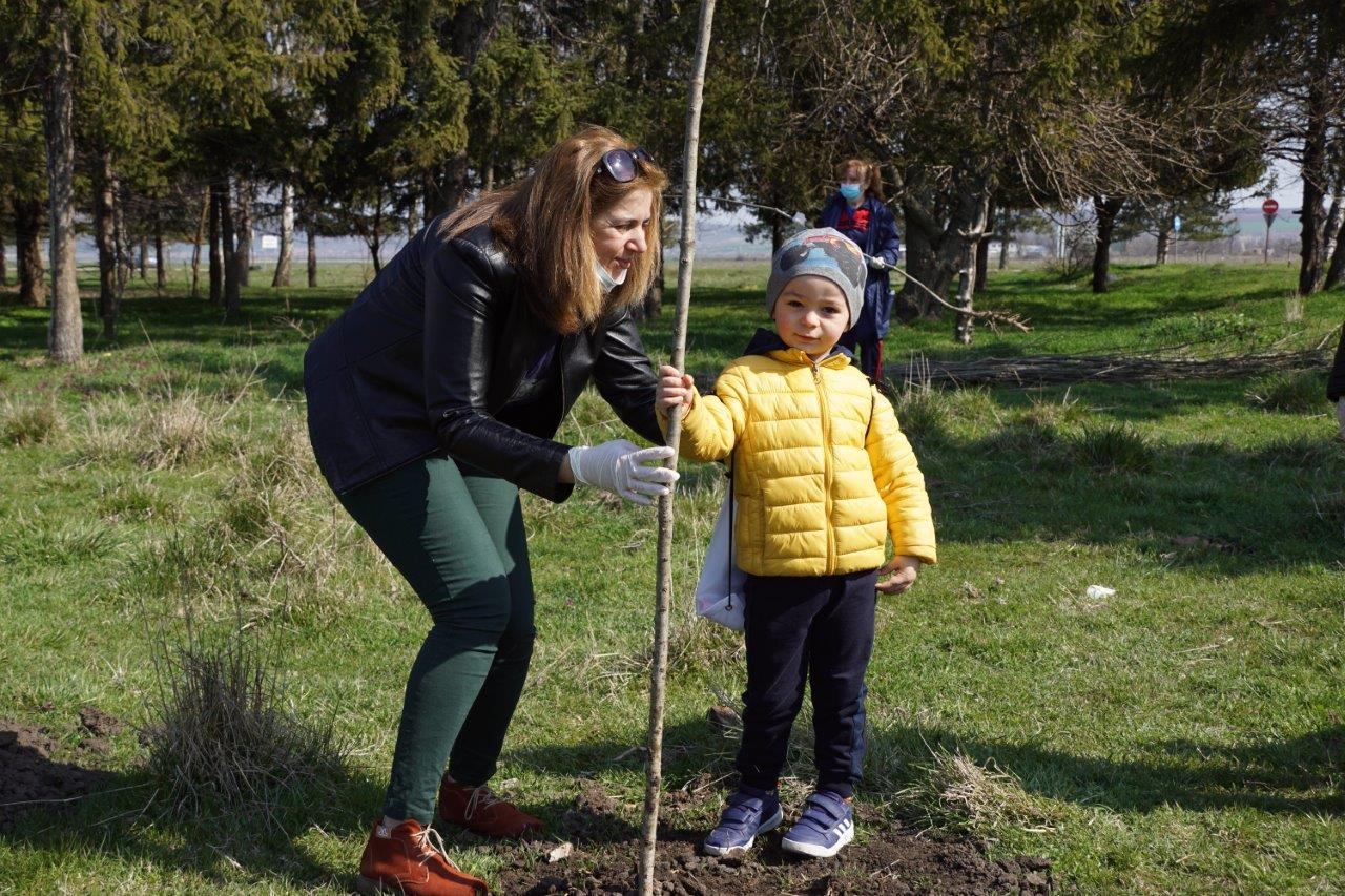 Деца засадиха 200 дръвчета в Седмицата на гората 