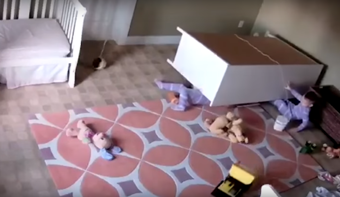 2-годишен близнак спасява брат си (видео) 