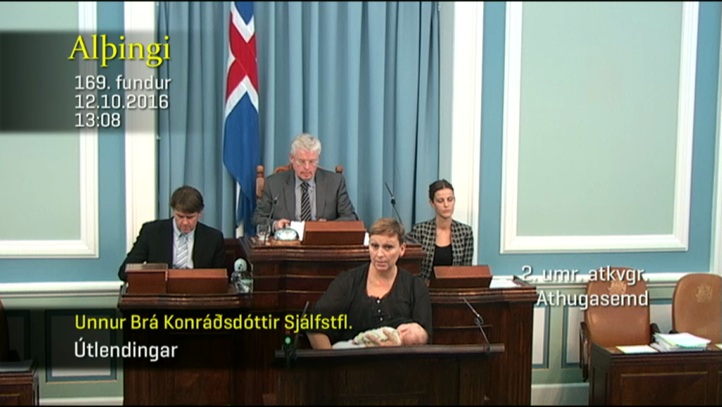 Исландска депутатка кърми на трибуната 