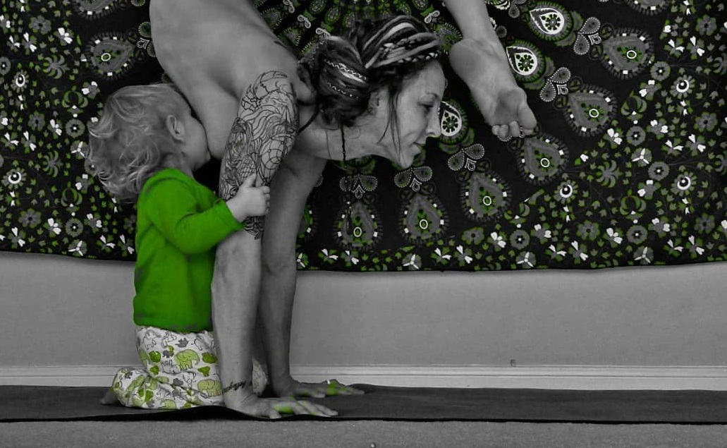 Американка показа как кърмене и йога много си отиват - буквално 