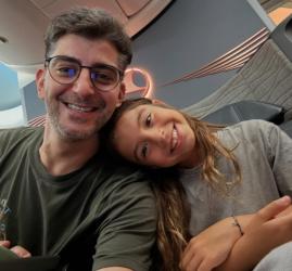 Сашо Кадиев изпълнява летния ритуал с дъщеря си  