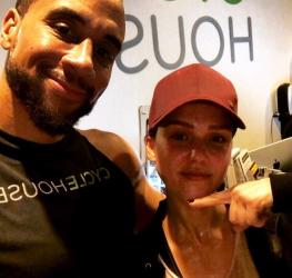 Джесика Алба влиза в спортната зала 