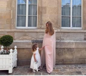 Роузи Хънтингтън-Уайтли заведе дъщеря си в Париж  