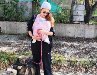 Евелин Костова: Приспиваме бебето с химна на Ливърпул  