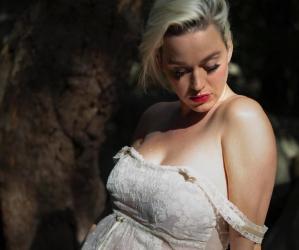 Бременната Кейти Пери грее на корица на списание  