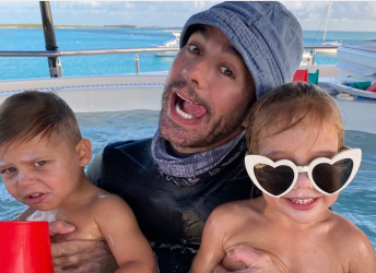 Енрике Иглесия на селфи с близнаците  